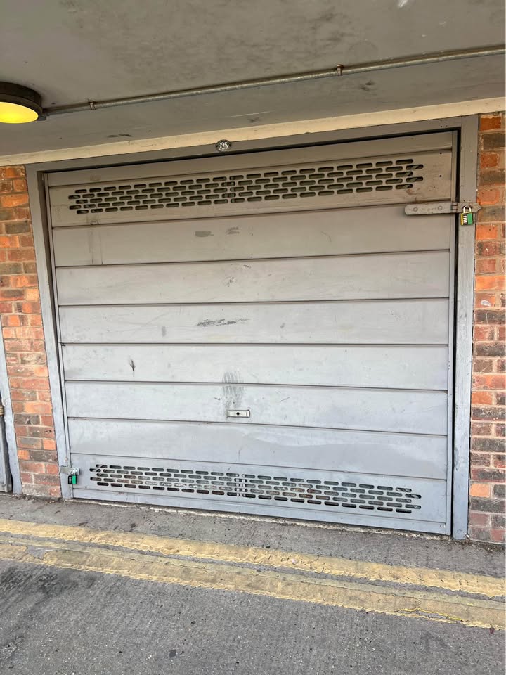 1781349432332HornseyRoadN77HEdoor.jpg